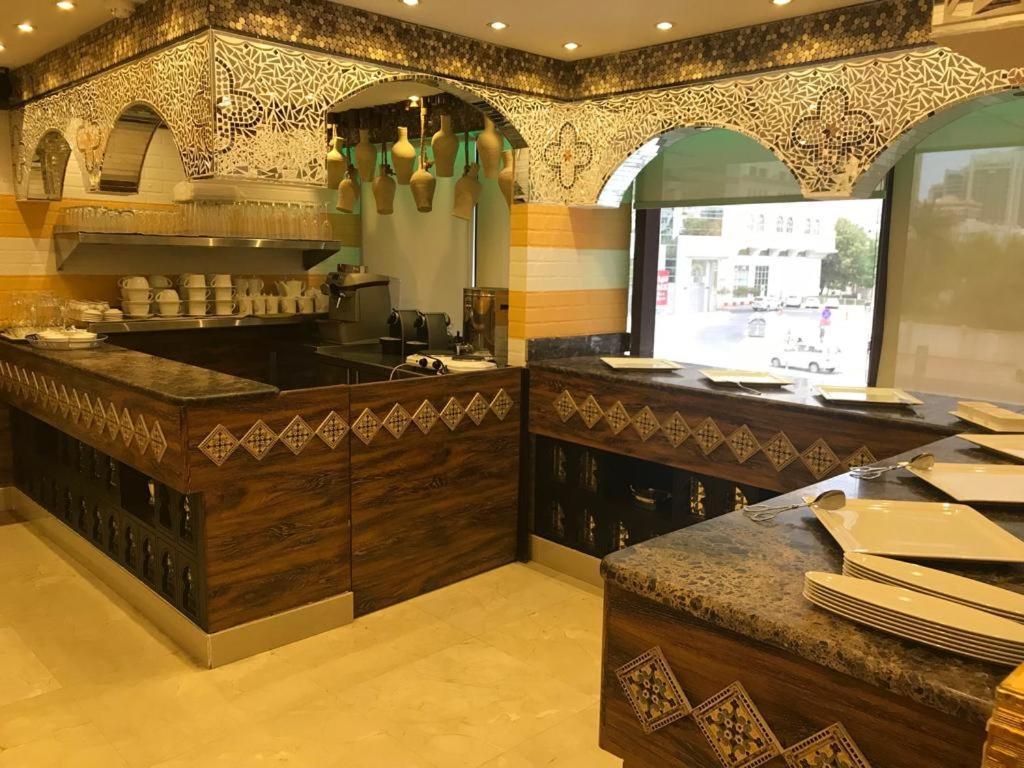 Trianon Royal Hotel Абу Даби Екстериор снимка