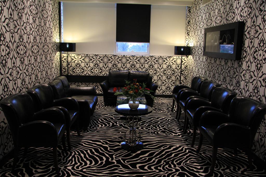 Trianon Royal Hotel Абу Даби Екстериор снимка