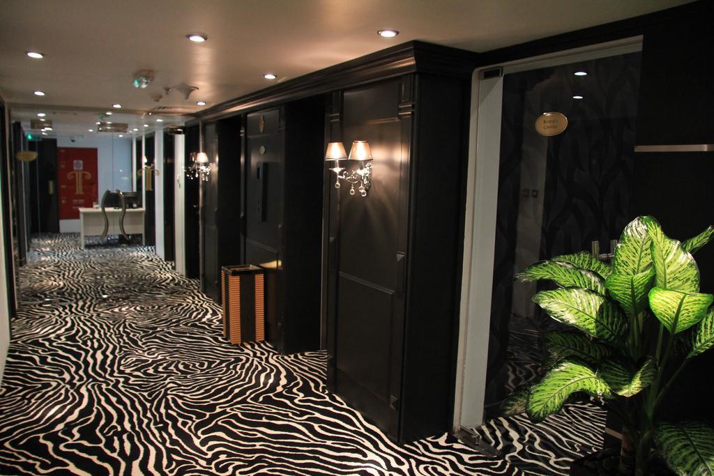 Trianon Royal Hotel Абу Даби Екстериор снимка