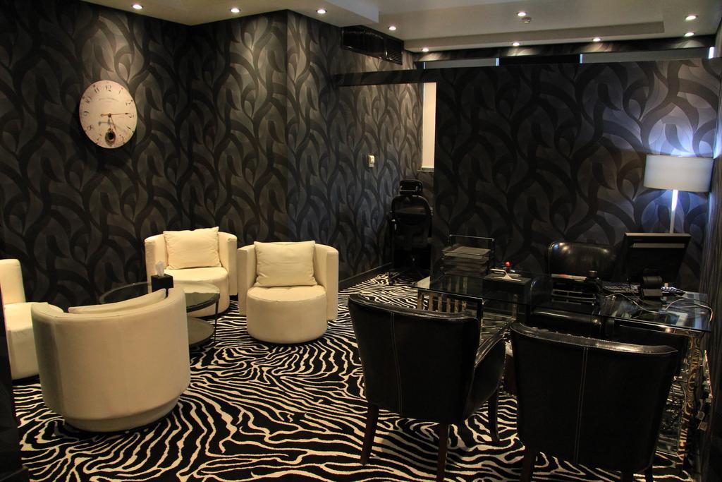 Trianon Royal Hotel Абу Даби Екстериор снимка