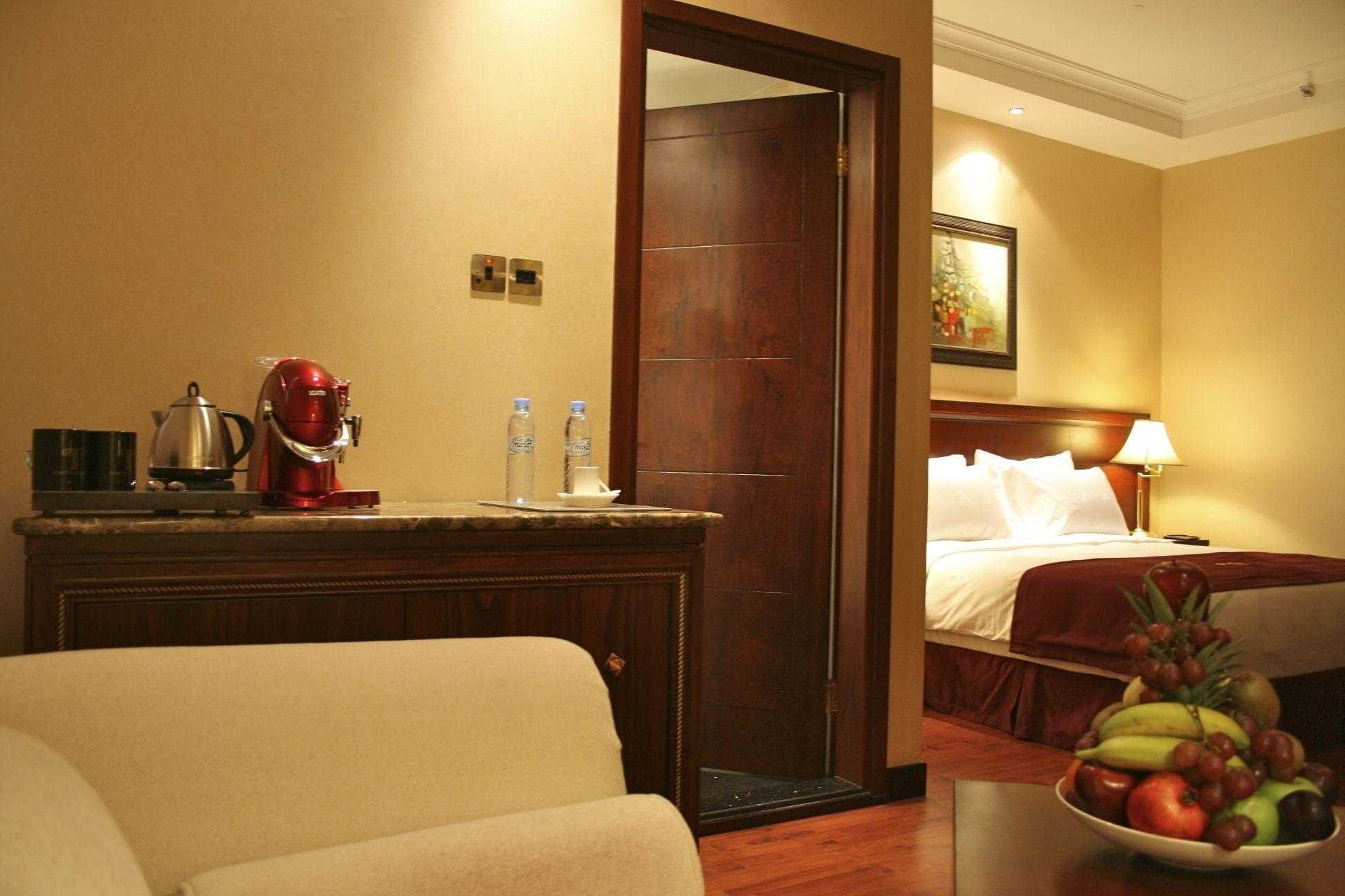 Trianon Royal Hotel Абу Даби Екстериор снимка