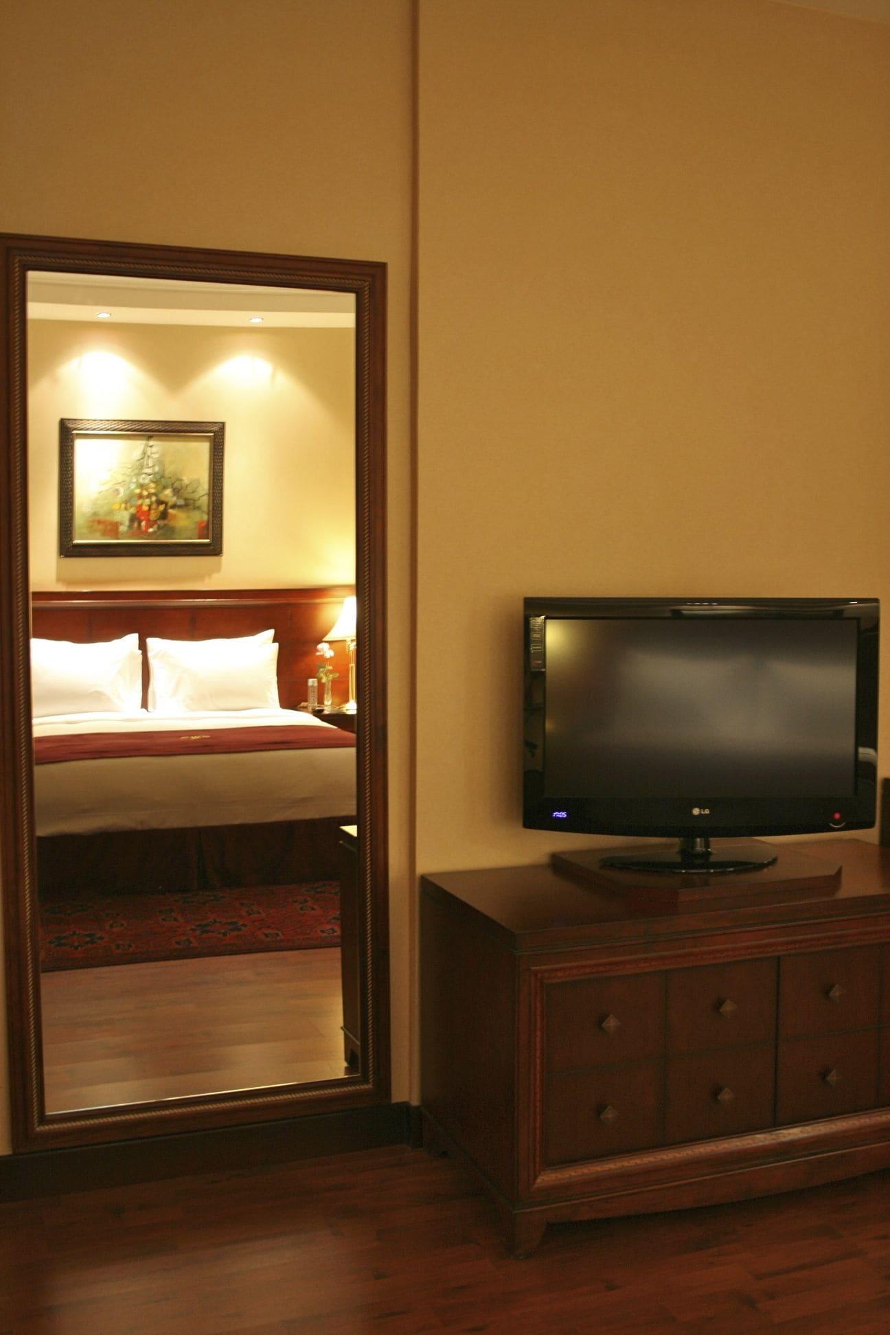Trianon Royal Hotel Абу Даби Екстериор снимка