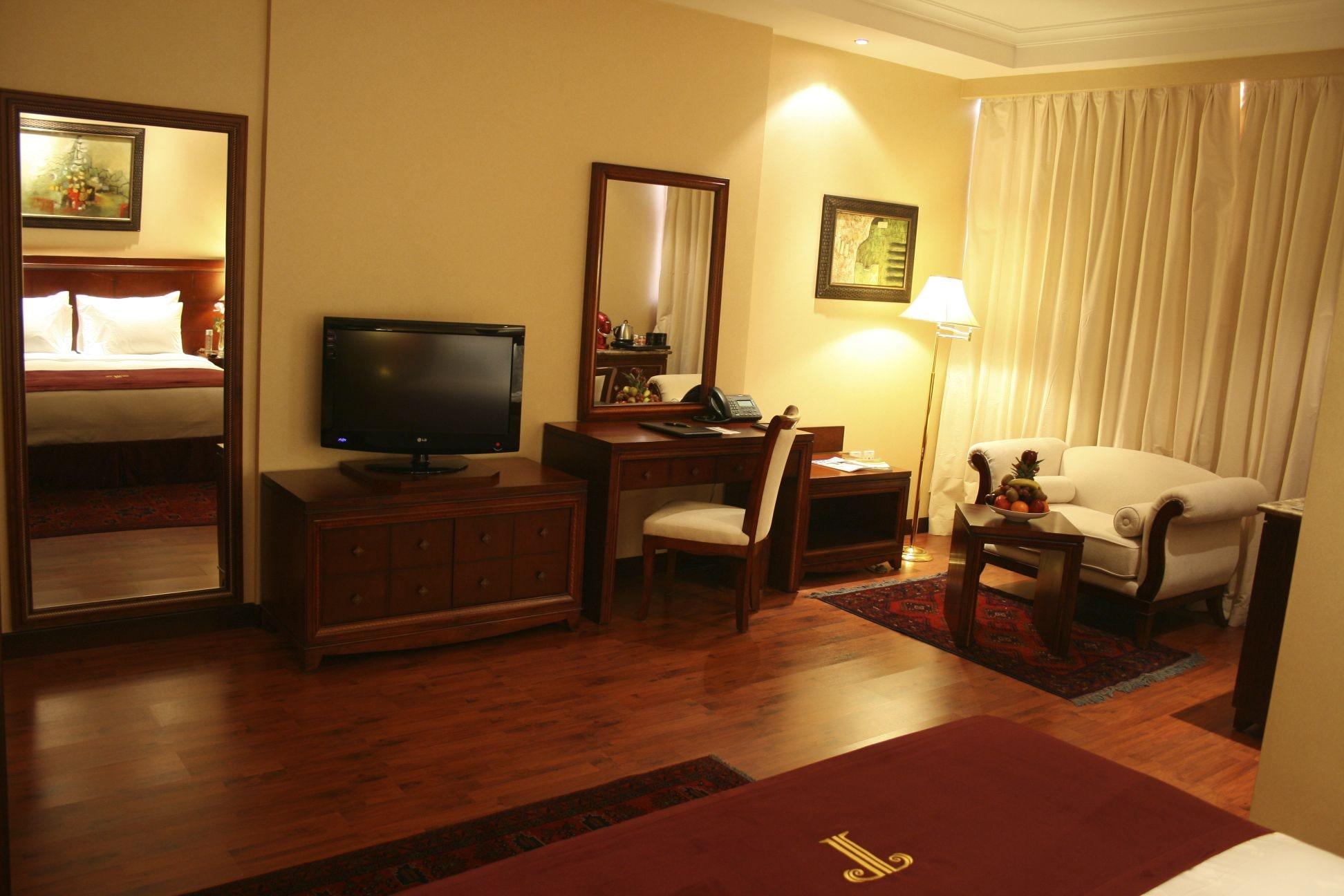 Trianon Royal Hotel Абу Даби Екстериор снимка