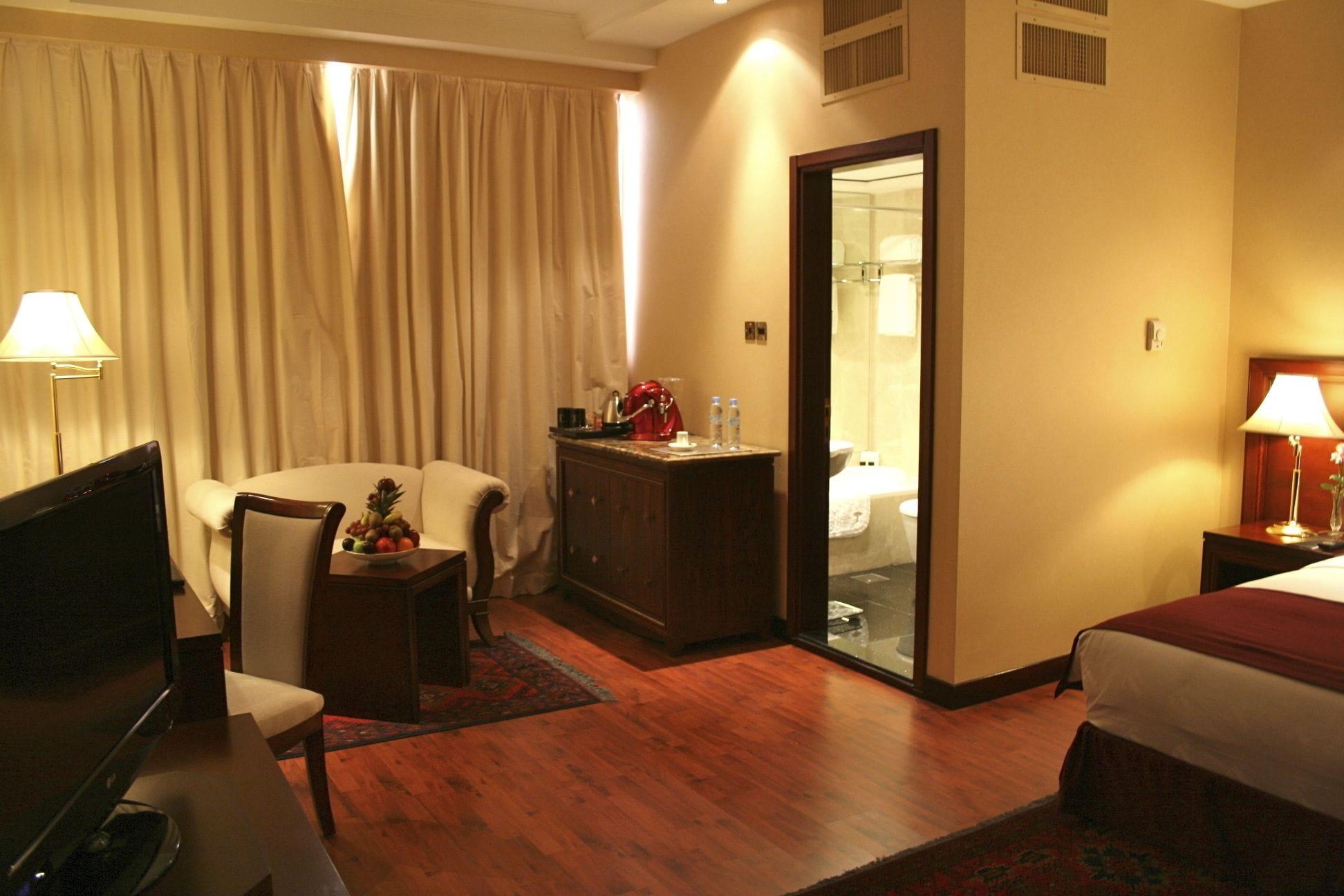 Trianon Royal Hotel Абу Даби Екстериор снимка