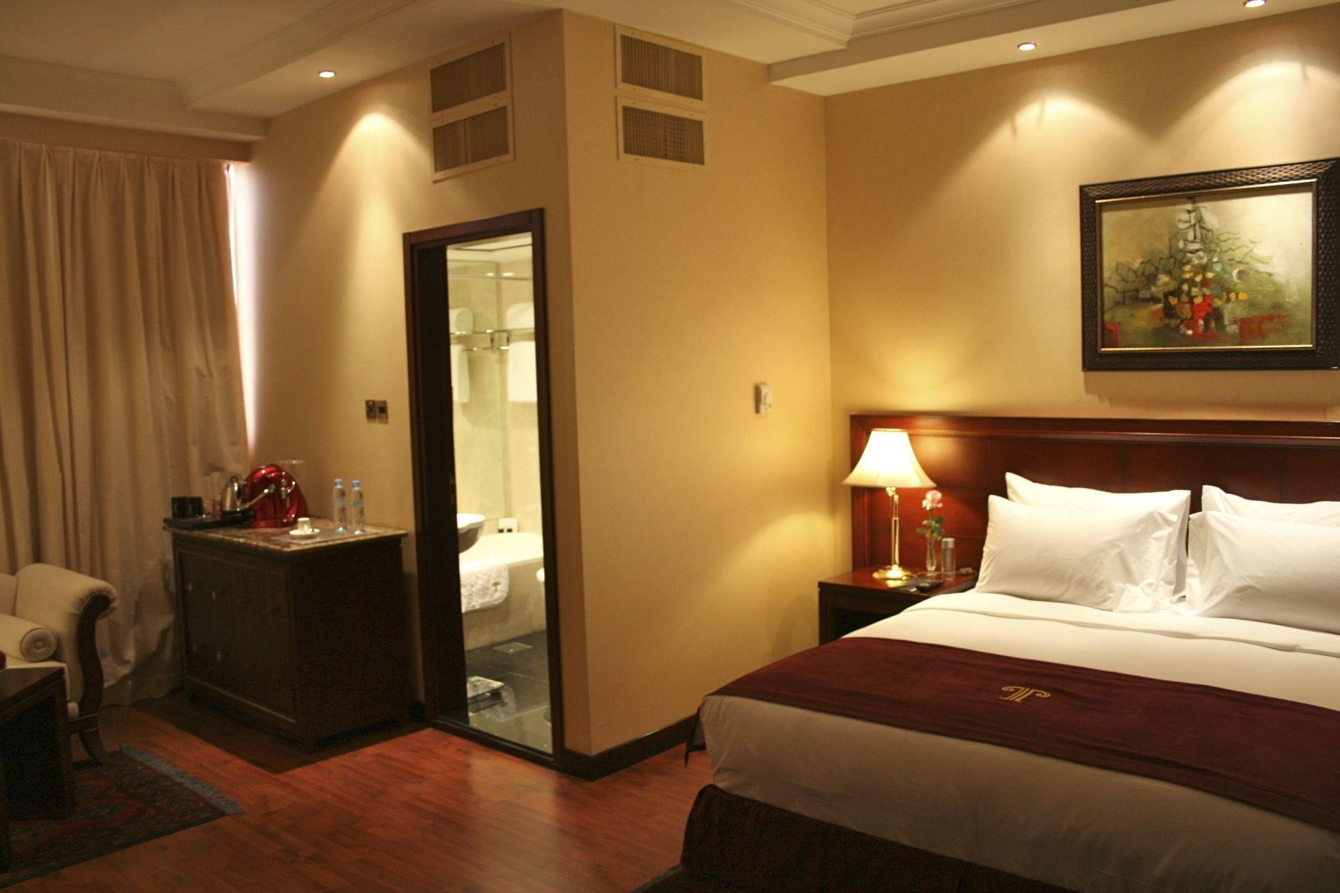 Trianon Royal Hotel Абу Даби Екстериор снимка