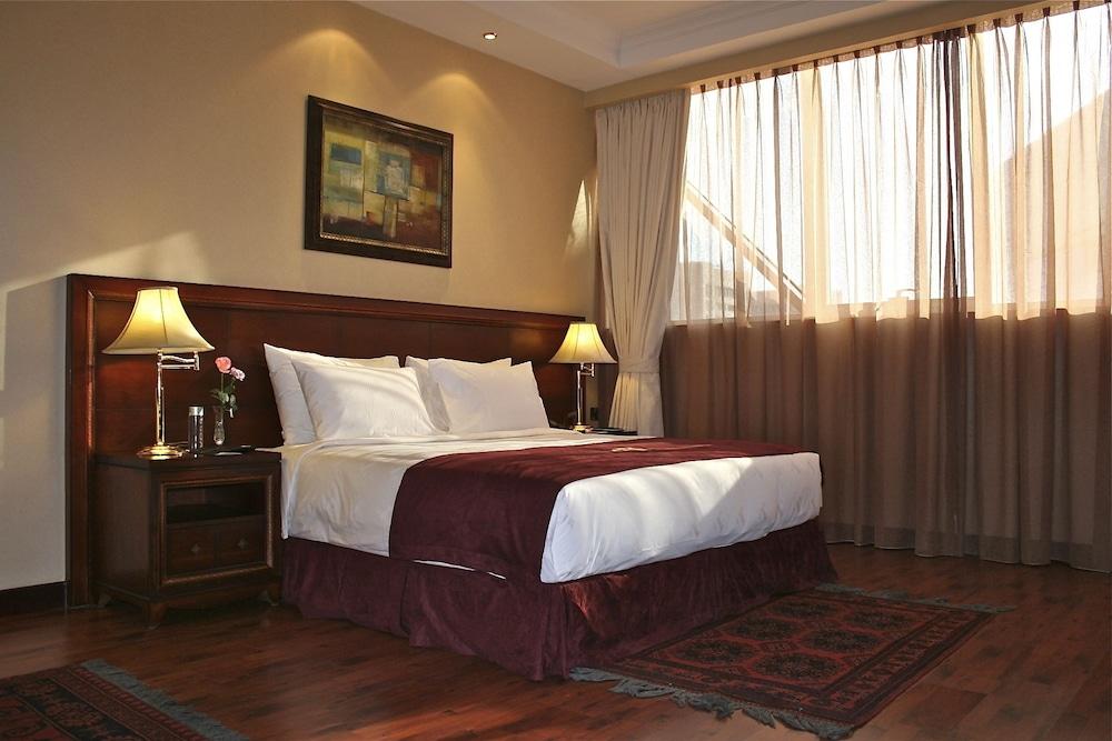 Trianon Royal Hotel Абу Даби Екстериор снимка