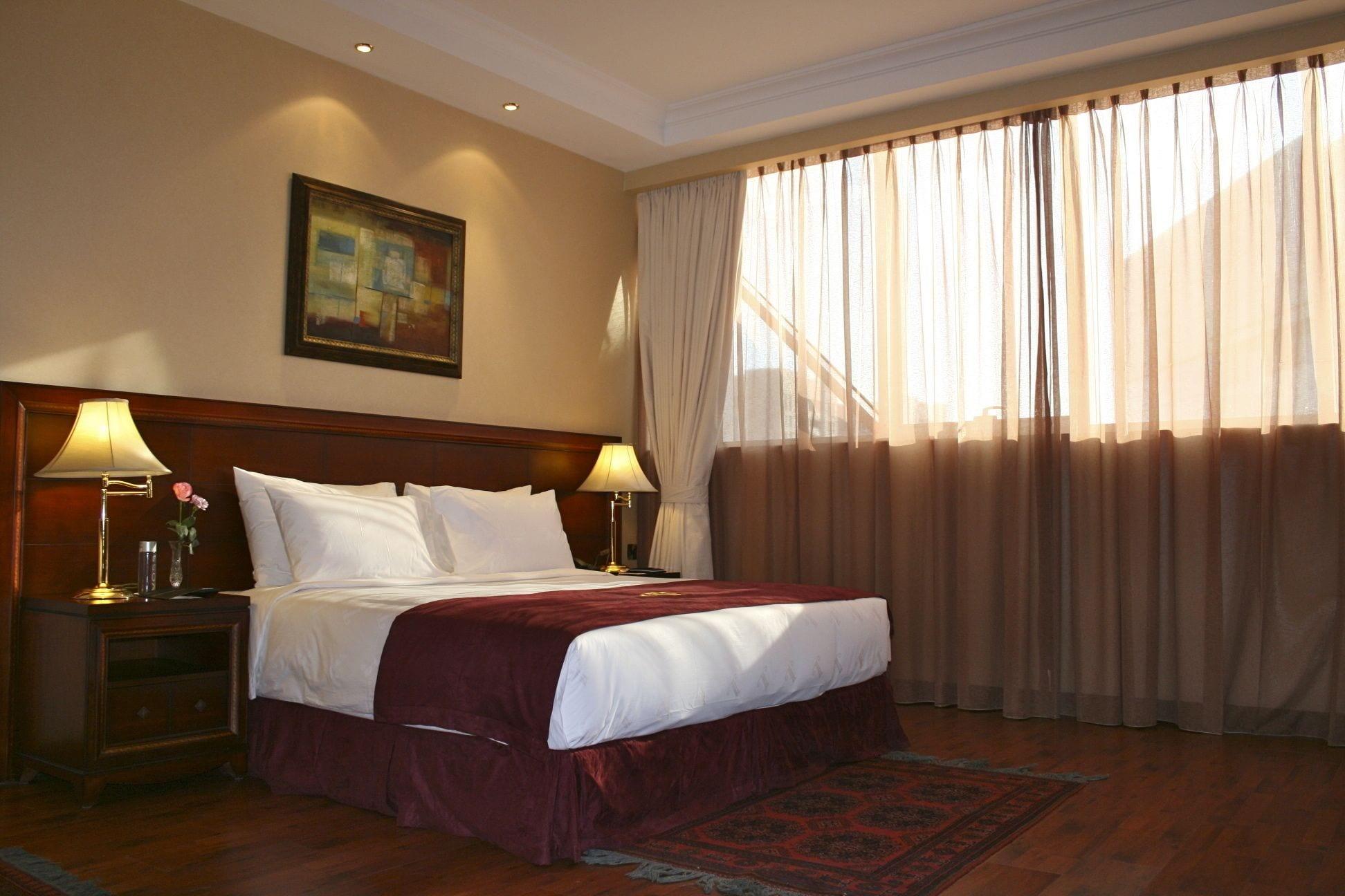 Trianon Royal Hotel Абу Даби Екстериор снимка