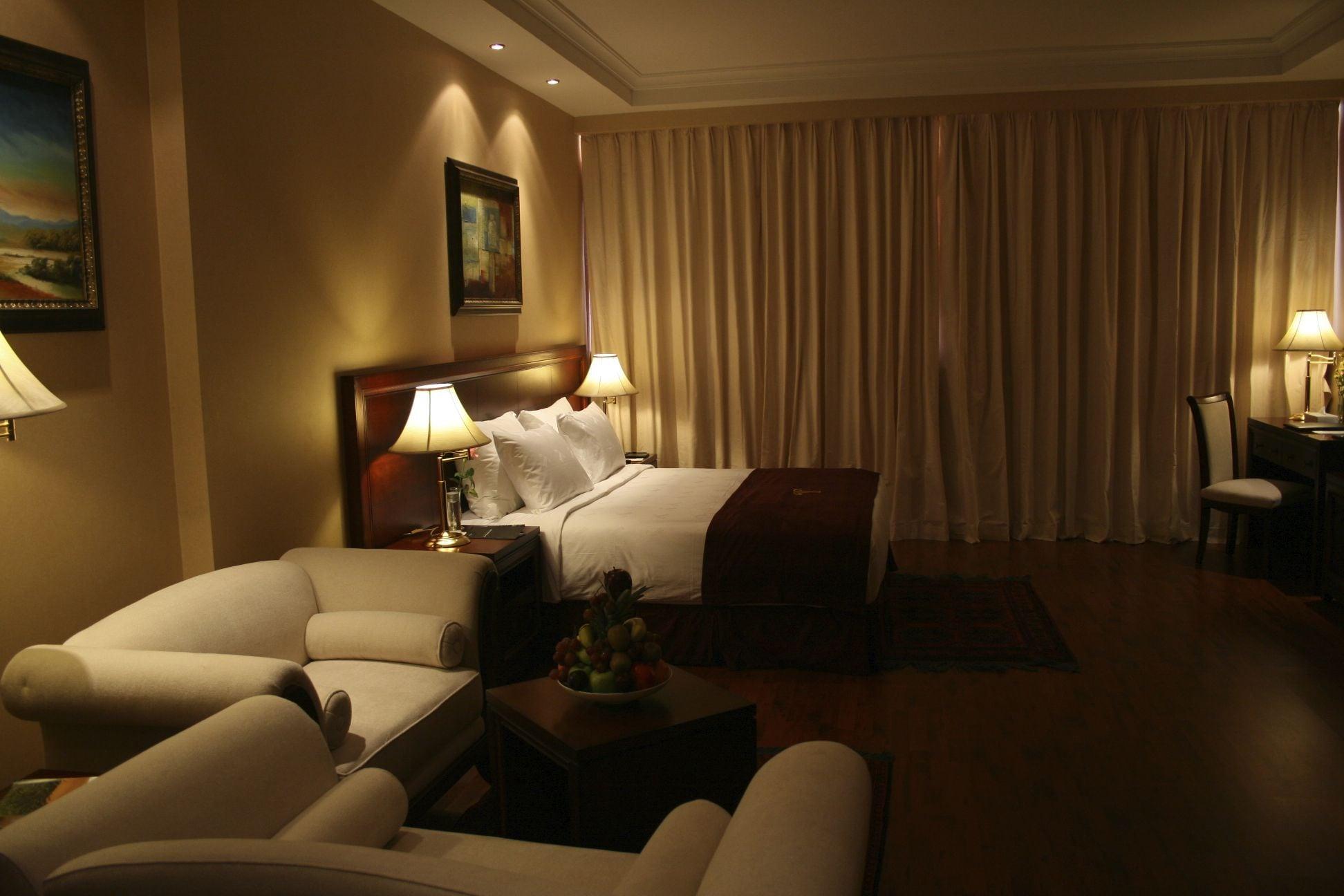 Trianon Royal Hotel Абу Даби Екстериор снимка