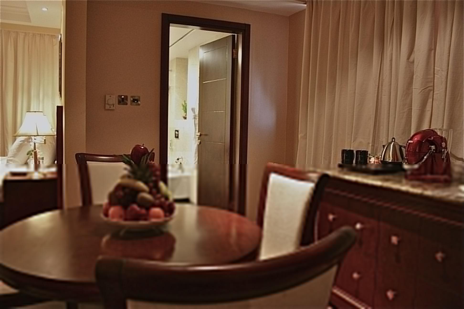 Trianon Royal Hotel Абу Даби Екстериор снимка