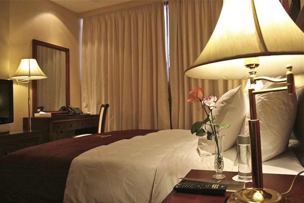 Trianon Royal Hotel Абу Даби Екстериор снимка