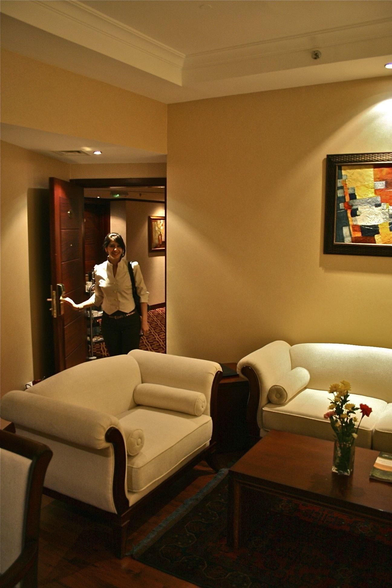 Trianon Royal Hotel Абу Даби Екстериор снимка