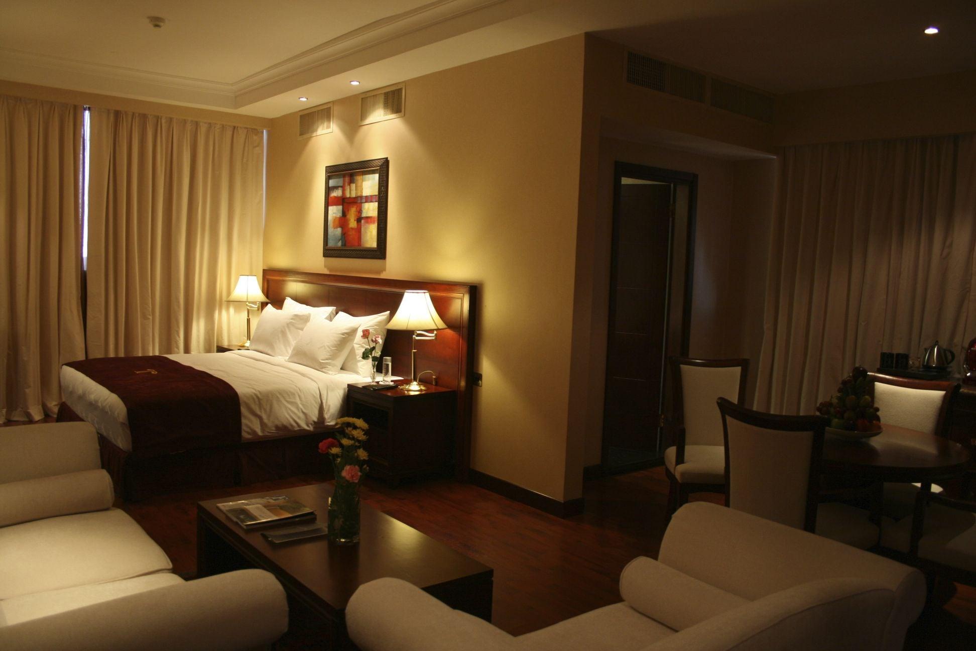 Trianon Royal Hotel Абу Даби Екстериор снимка
