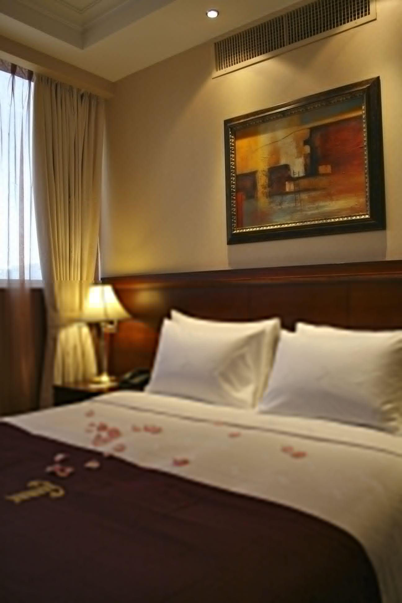 Trianon Royal Hotel Абу Даби Екстериор снимка