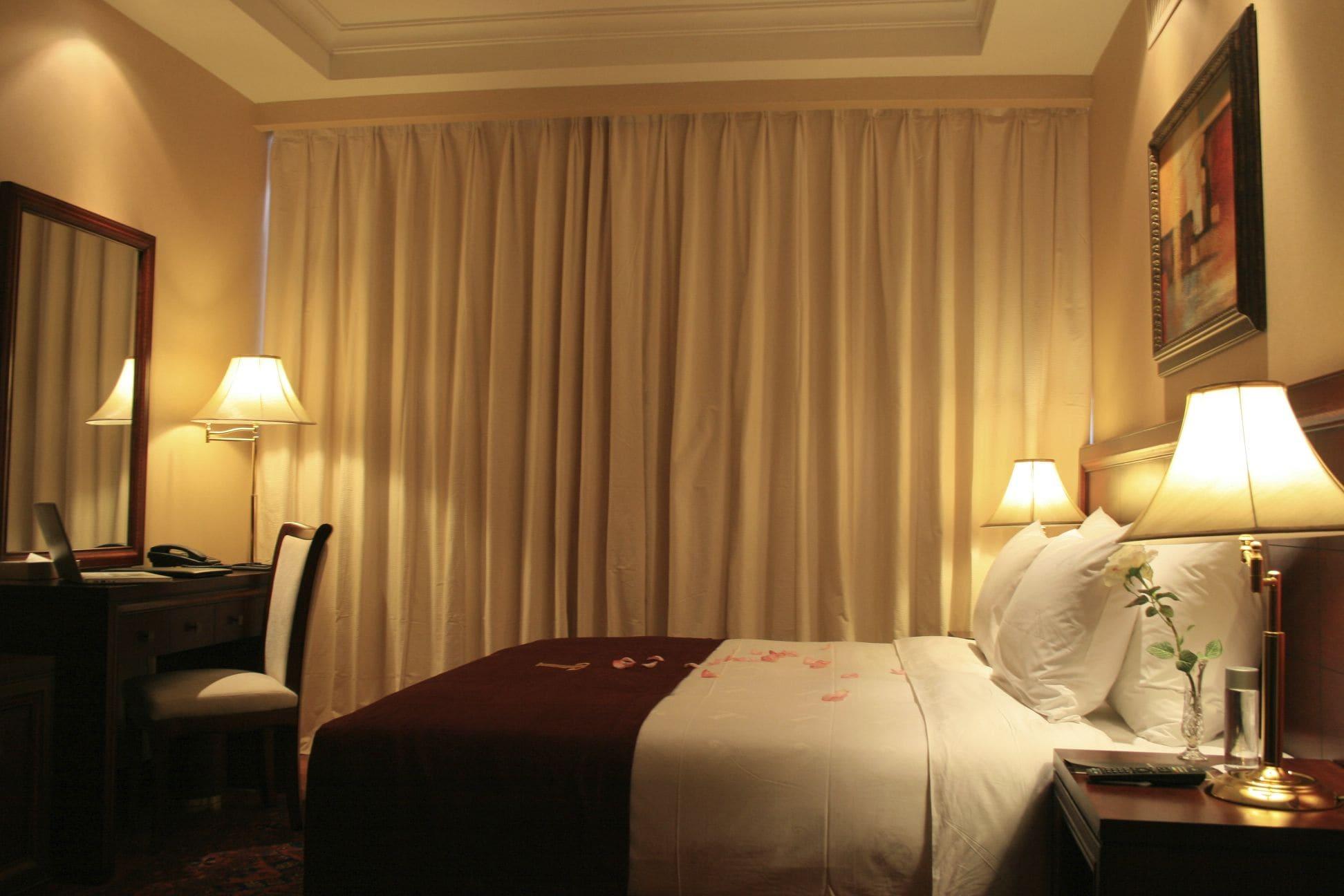 Trianon Royal Hotel Абу Даби Екстериор снимка