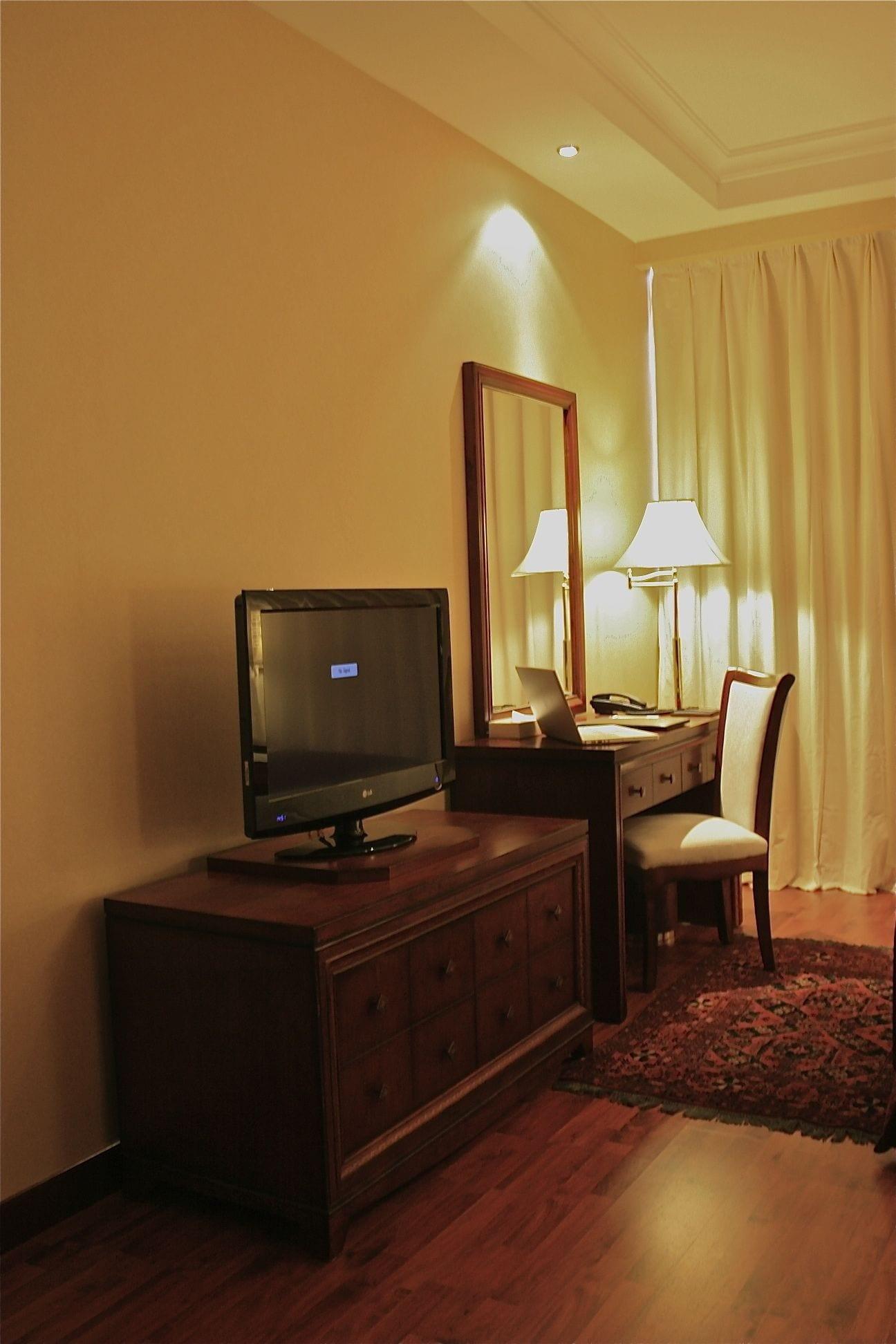 Trianon Royal Hotel Абу Даби Екстериор снимка