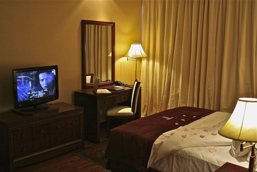 Trianon Royal Hotel Абу Даби Екстериор снимка