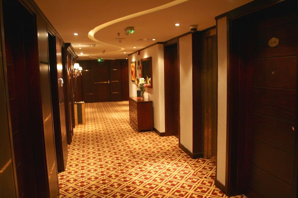 Trianon Royal Hotel Абу Даби Екстериор снимка