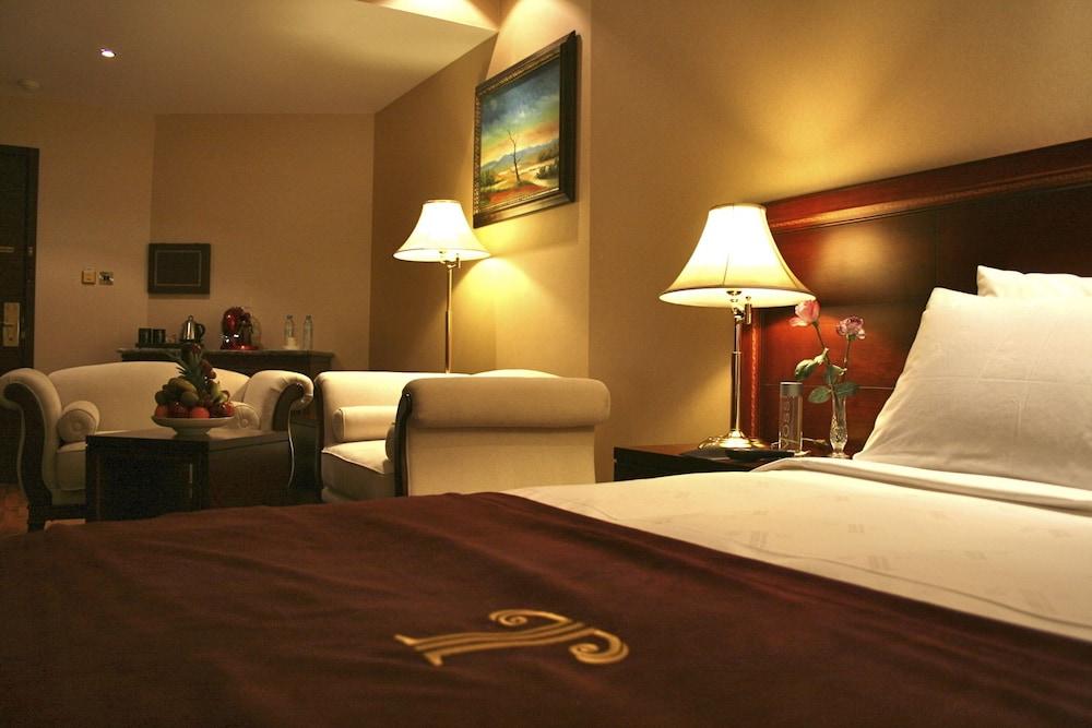 Trianon Royal Hotel Абу Даби Екстериор снимка