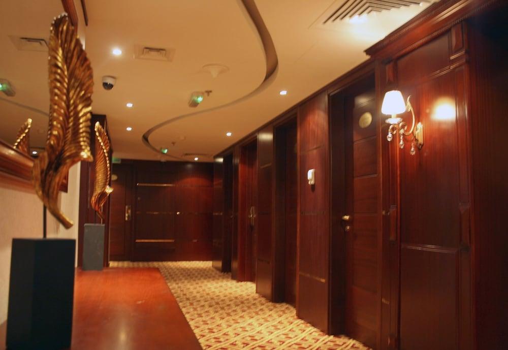 Trianon Royal Hotel Абу Даби Екстериор снимка